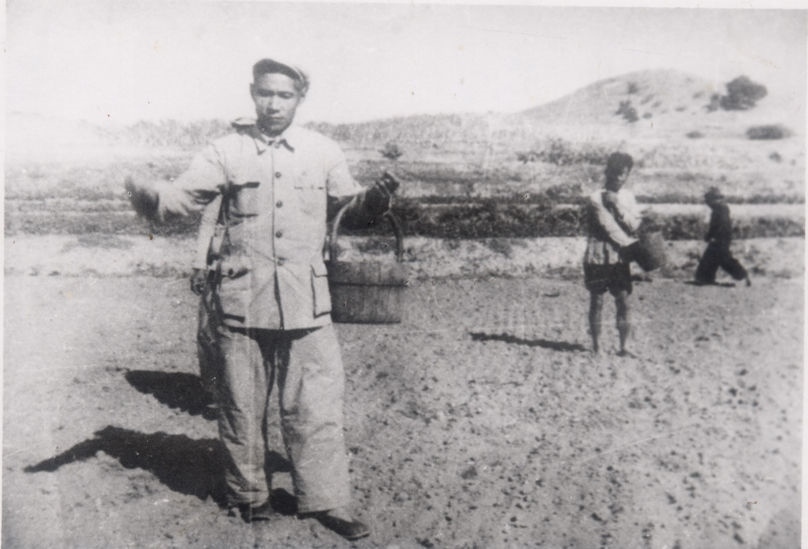 谷文昌（左）在田間與農(nóng)民一起勞動（資料照片）。