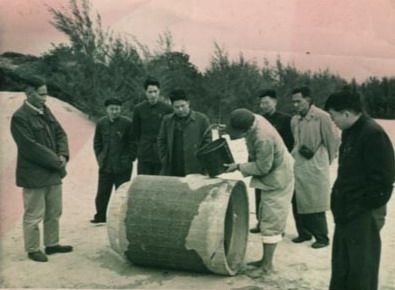 谷文昌（左一）與工程技術(shù)人員解決地下水供給（資料照片）。谷文昌帶領(lǐng)群眾修建了22座水庫和705處永久性水利工程，緩解了東山縣水資源極度缺乏的難題。