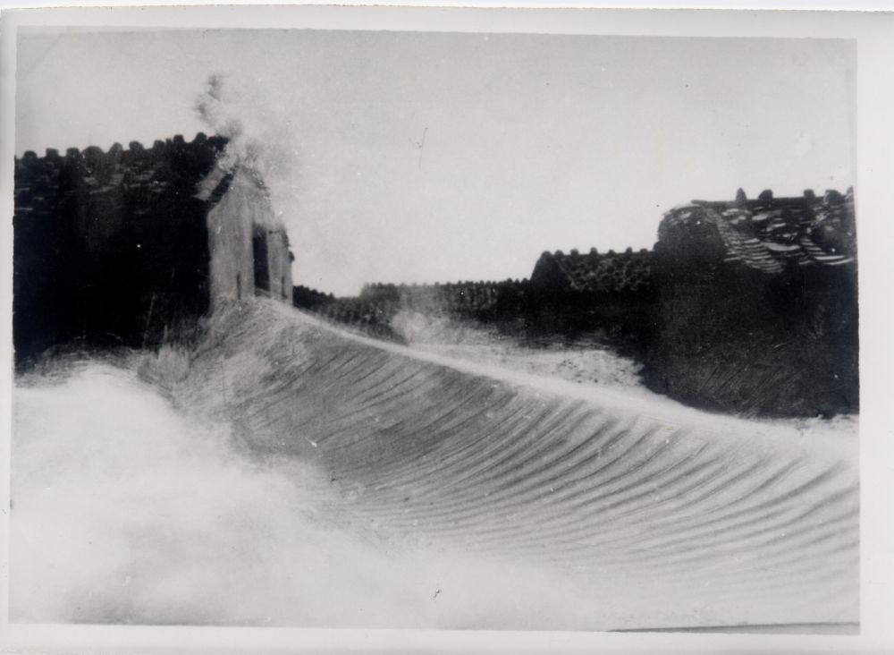 昔日的東山島風(fēng)沙掩埋部分村民村舍（資料照片）。