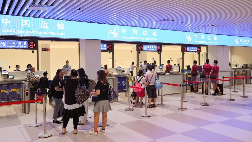 2023年7月26日，旅客在三亞鳳凰國際機場國際航站樓有序通關(guān)。三亞鳳凰國際機場國際航站樓改擴建項目主體工程已于2023年7月1日完工并投入使用，該項目是海南自貿(mào)港首個主體工程完工并投入使用的封關(guān)運作項目?！逗Ｄ献杂少Q(mào)易港建設(shè)總體方案》明確，海南將在2025年前適時啟動全島封關(guān)運作。