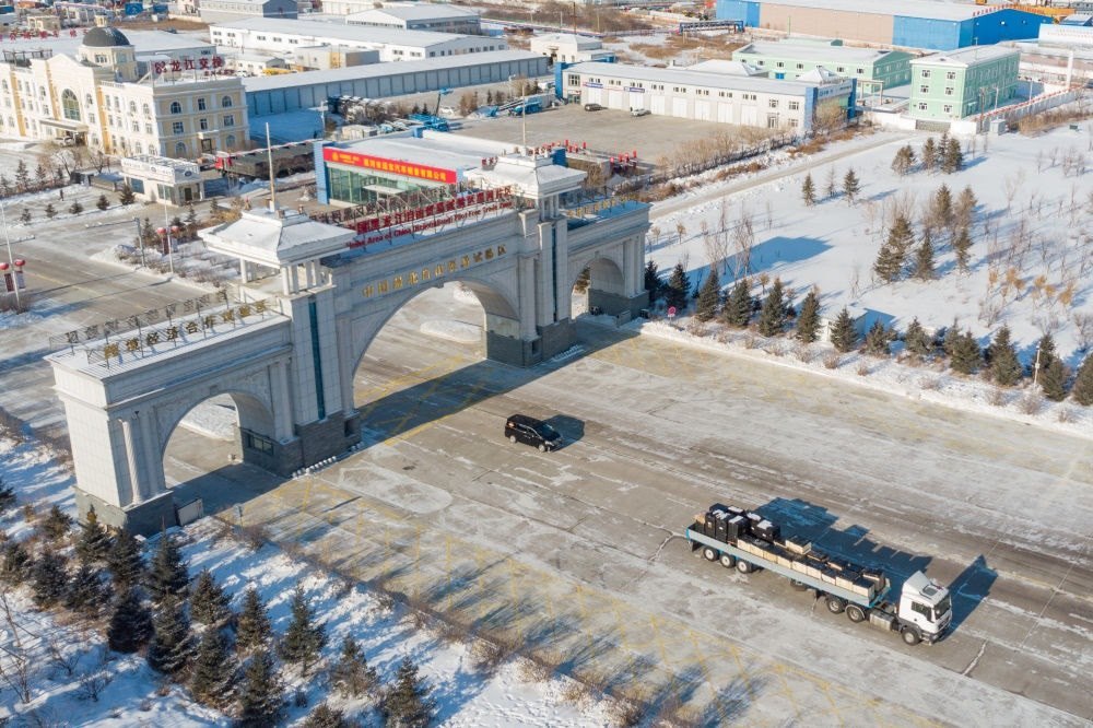 這是中國（黑龍江）自由貿(mào)易試驗區(qū)黑河片區(qū)（2024年1月31日攝，無人機照片）。2023年，該自貿(mào)片區(qū)外貿(mào)進出口總值達244.82億元，實現(xiàn)增幅56.9%，引進外資企業(yè)16家，直接利用外資127.3萬美元，同比增長27.3%。