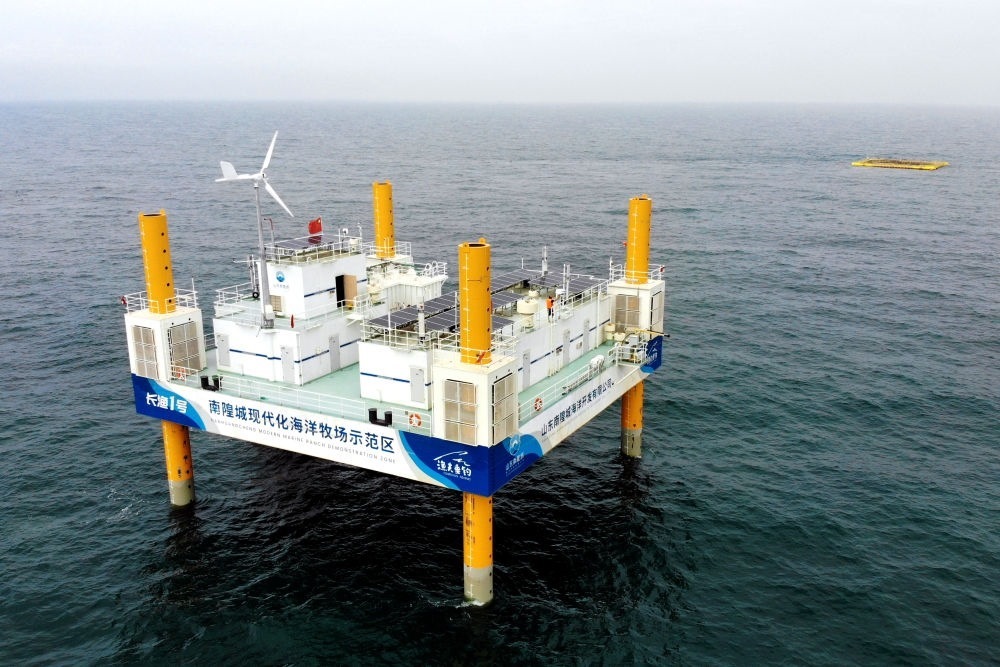 這是應(yīng)用5G技術(shù)的山東長島綜合試驗區(qū)南隍城國家級海洋牧場示范區(qū)海上平臺（2020年8月8日攝，無人機照片）。中國（山東）自由貿(mào)易試驗區(qū)設(shè)立以來，一系列大膽試、大膽闖、自主改的政策逐步落實，制度創(chuàng)新打通堵點、釋放活力，成為深化對外開放、發(fā)展海洋經(jīng)濟的重要抓手。