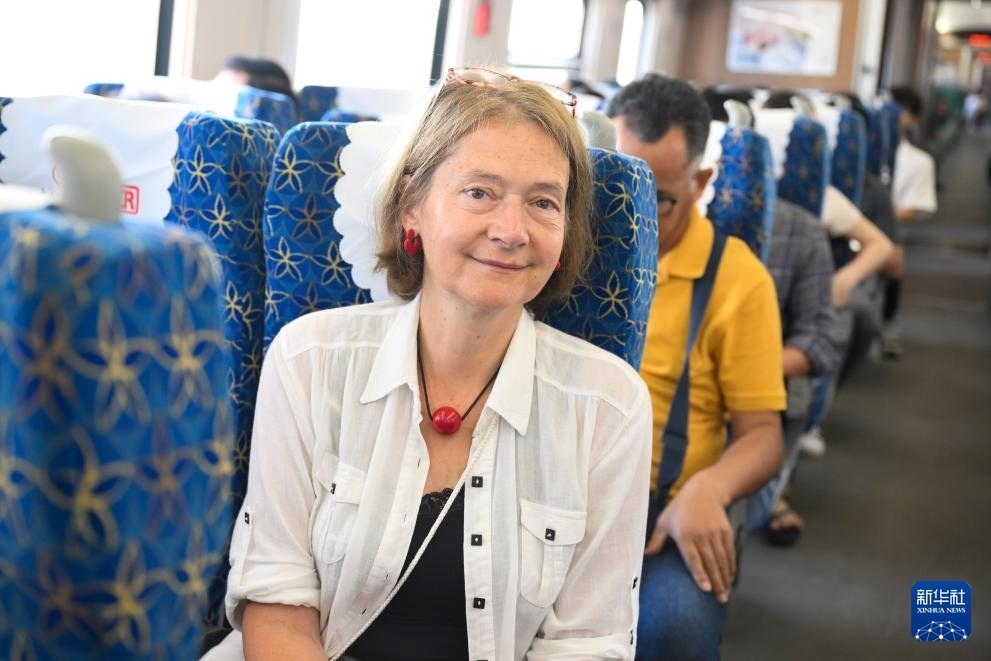 這是10月12日在老撾拍攝的中老鐵路C98列車上的一名乘客。新華社記者 程一恒 攝