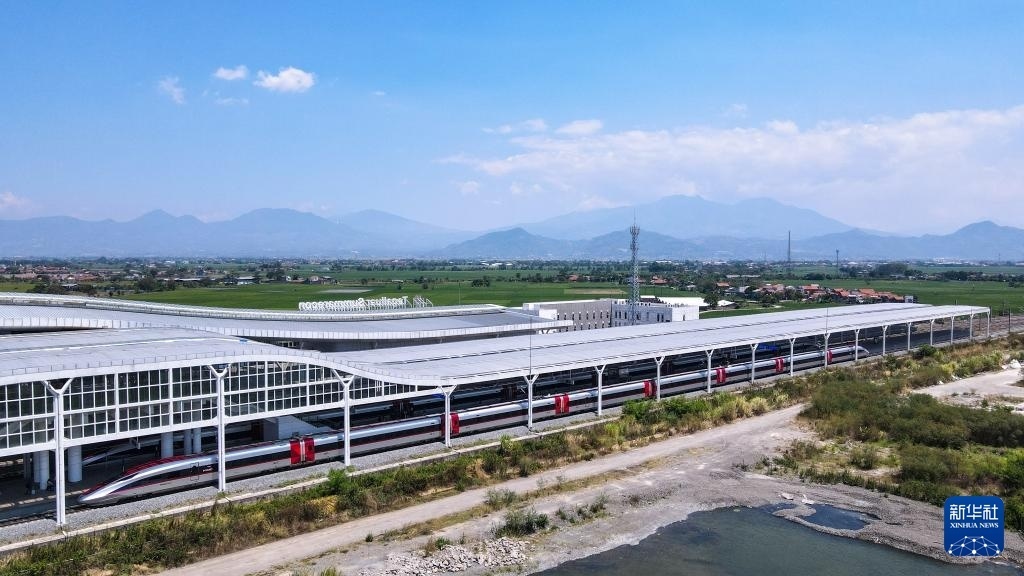 9月13日，在印度尼西亞萬隆德卡魯爾站，雅萬高鐵高速動車組列車?？吭谡九_上（無人機照片）。新華社記者 徐欽 攝