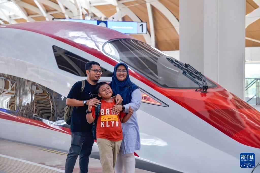 4月17日，在印度尼西亞雅加達(dá)哈利姆站站臺，乘客和雅萬高鐵高速動車組列車合影。新華社記者 徐欽 攝
