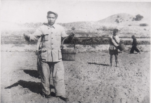 谷文昌（左）在田間與農(nóng)民一起勞動(dòng)（資料照片）。