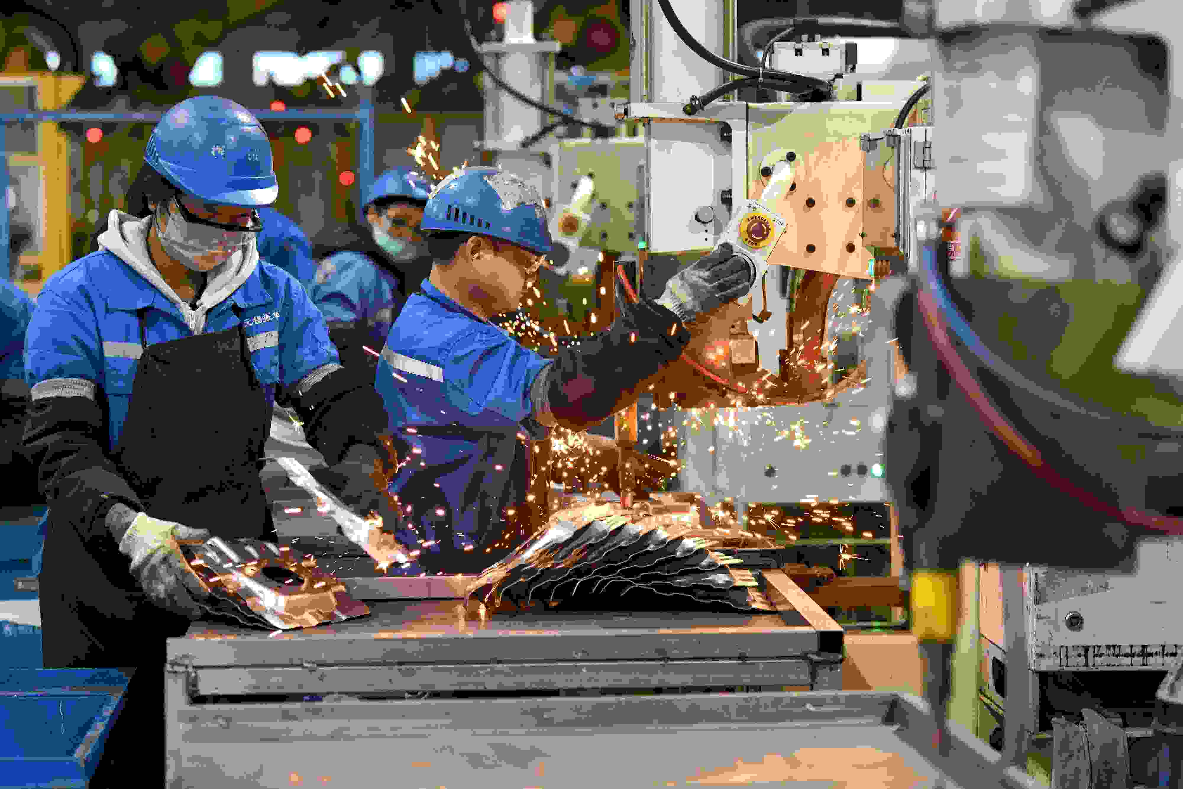 2023年2月7日，福建省寧德市蕉城區(qū)一家汽車零部件生產(chǎn)企業(yè)的生產(chǎn)線上一派繁忙景象。