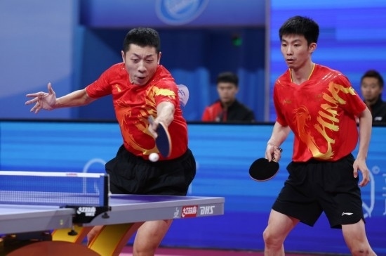 10月18日，上海隊(duì)組合許昕（左）/周愷在雙打比賽中。他們3:0戰(zhàn)勝福建隊(duì)組合曾蓓勛/陳俊菘。新華社記者 王楷焱 攝