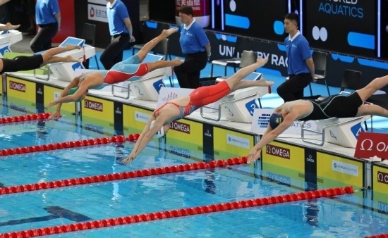 10月18日，中國選手張雨霏（右二）在女子50米自由泳預賽中出發(fā)。新華社記者 方喆 攝