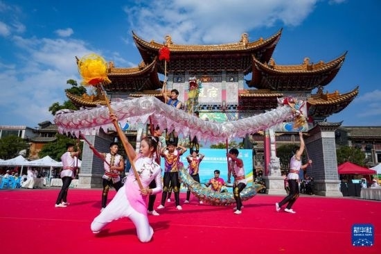 10月19日，四川師范大學(xué)舞龍隊(duì)在傳統(tǒng)舞龍項(xiàng)目中比賽，最終他們獲得該項(xiàng)目銀獎(jiǎng)。