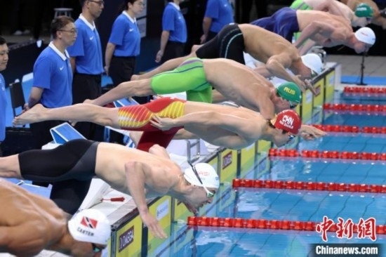 10月19日晚，2024年世界泳聯(lián)游泳世界杯上海站結(jié)束第二個比賽日的爭奪。圖為中國選手潘展樂(左三)在男子100米自由泳決賽中。 中新社記者 湯彥俊 攝