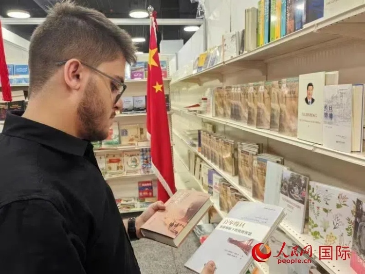 第二十三屆約旦安曼國際書展于10月10日至19日在約旦展覽中心舉行，約旦政府和民間各界人士在中國展臺翻閱圖書，熱烈交流互動，感受中華文化之美。人民網(wǎng)記者 李瀟攝