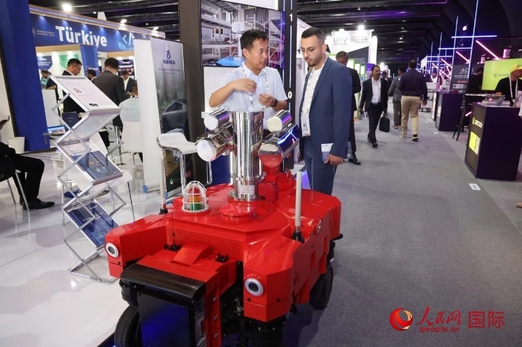 觀眾了解北京眸視科技有限公司研發(fā)的巡檢機(jī)器人。人民網(wǎng)記者 任皓宇攝