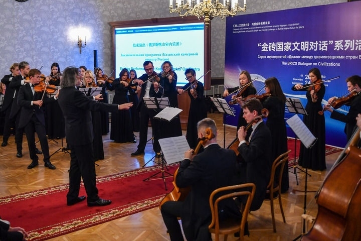 2024年9月24日，在俄羅斯喀山，俄羅斯喀山室內樂團演奏傳統(tǒng)曲目?！敖鸫u國家文明對話”系列活動24日在俄羅斯喀山舉行，來自中國、俄羅斯、巴西、印度、南非、伊朗等金磚國家的相關機構、各領域專家學者及青年代表等300多人參加。新華社記者 曹陽 攝