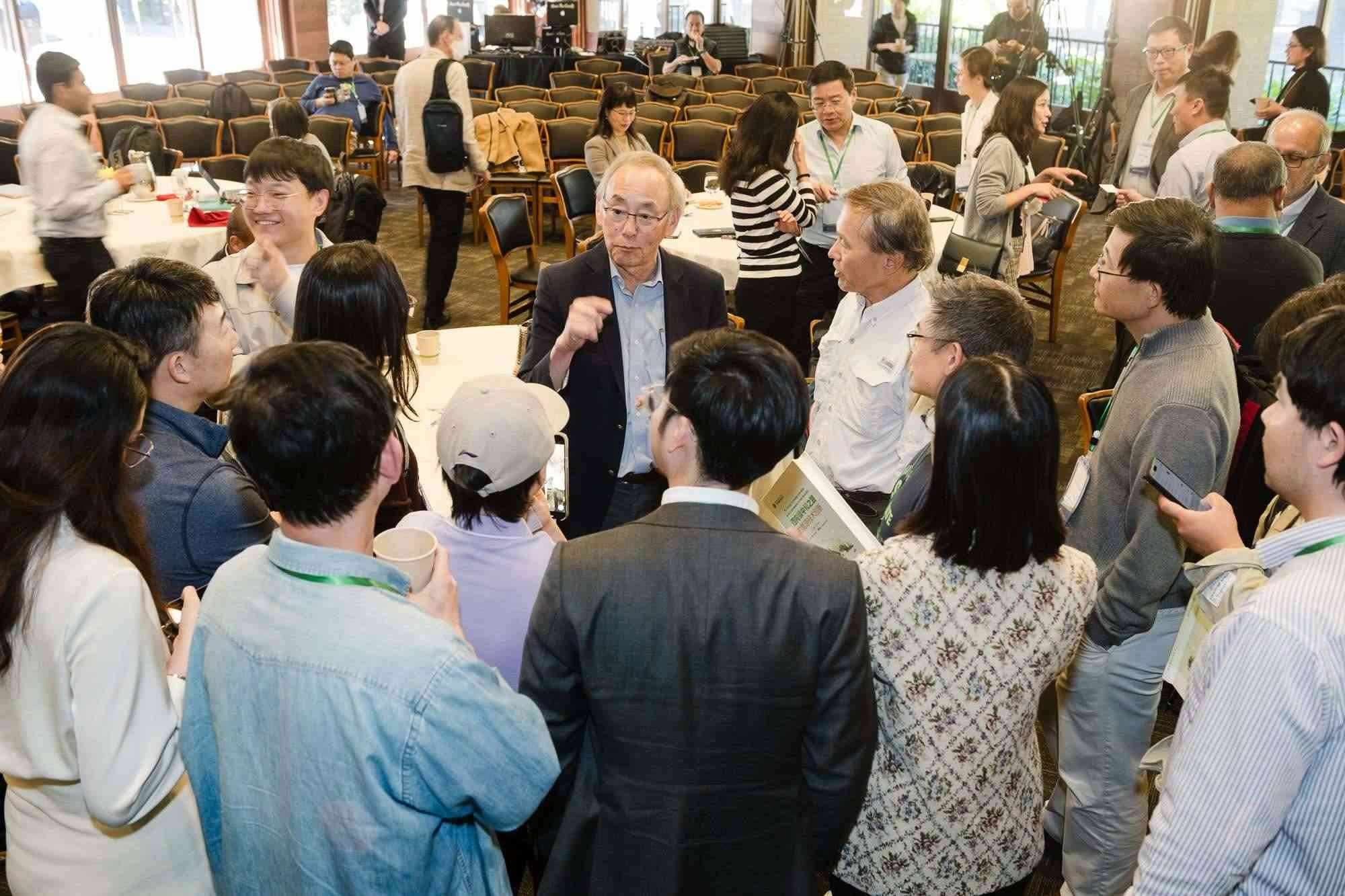 美國前能源部長、諾獎得主朱棣文教授在會場與參會者交流。馮超攝