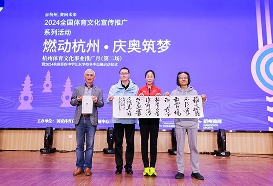 王麗萍與藝術(shù)家們共同創(chuàng)作主題作品。主辦方供圖