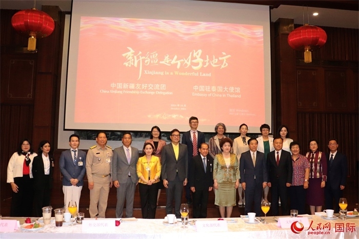 與會(huì)嘉賓合影。人民網(wǎng)實(shí)習(xí)生 姚欣可攝