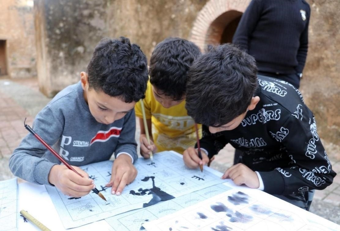 一起學(xué)書法。拉巴特中國文化中心供圖