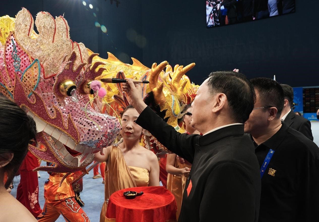 出席開賽儀式的領(lǐng)導及嘉賓共同為參賽龍獅隊點睛。（受訪者供圖）