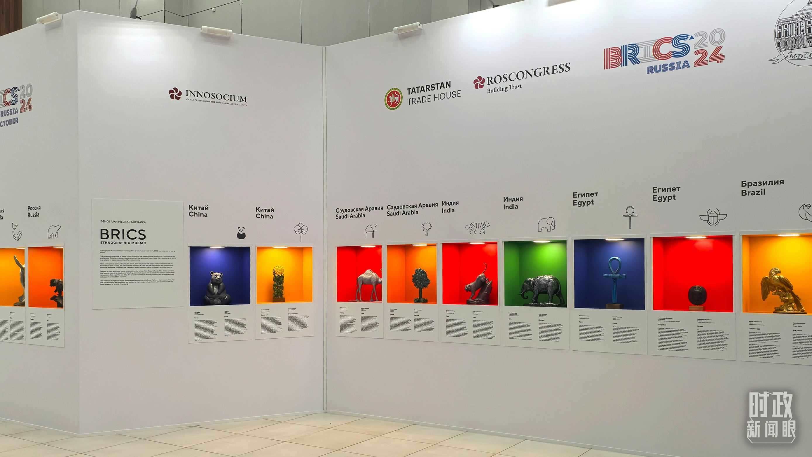 △ 喀山會(huì)展中心內(nèi)展示的金磚國(guó)家工藝品。（總臺(tái)央廣記者潘毅拍攝）