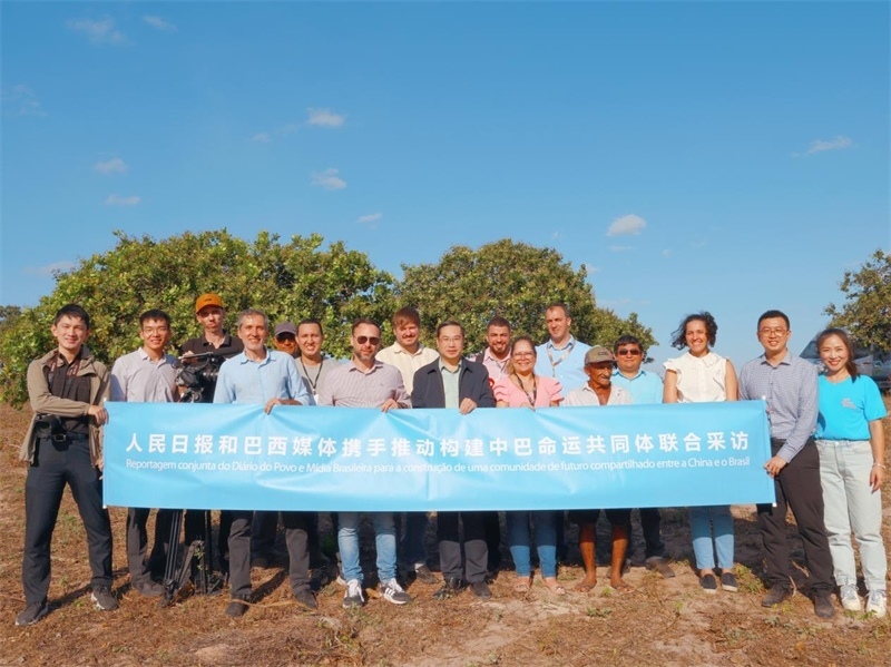 當(dāng)?shù)貢r(shí)間10月24日至25日，人民日?qǐng)?bào)社攜手巴西主流媒體在巴西東北部北里奧格蘭德州開(kāi)展聯(lián)合采訪，拉開(kāi)了以“攜手推動(dòng)構(gòu)建中巴命運(yùn)共同體”為主題的人民日?qǐng)?bào)和巴西媒體聯(lián)合采訪序幕。圖為參加聯(lián)合采訪的中巴兩國(guó)記者與受益于中國(guó)企業(yè)扶貧項(xiàng)目的若昂卡馬拉市民眾合影。 人民日?qǐng)?bào)和巴西媒體聯(lián)合采訪團(tuán)供圖