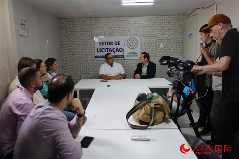 巴西東北部北里奧格蘭德州若昂卡馬拉市市長(zhǎng)馬諾埃爾·貝爾納接受聯(lián)合采訪團(tuán)采訪。 人民網(wǎng)記者 時(shí)元皓攝