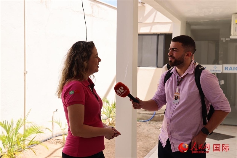 國(guó)網(wǎng)巴電文化中心負(fù)責(zé)人達(dá)尼埃拉·帕戈托接受參加聯(lián)合采訪團(tuán)的巴西記者采訪。 人民網(wǎng)記者 時(shí)元皓攝