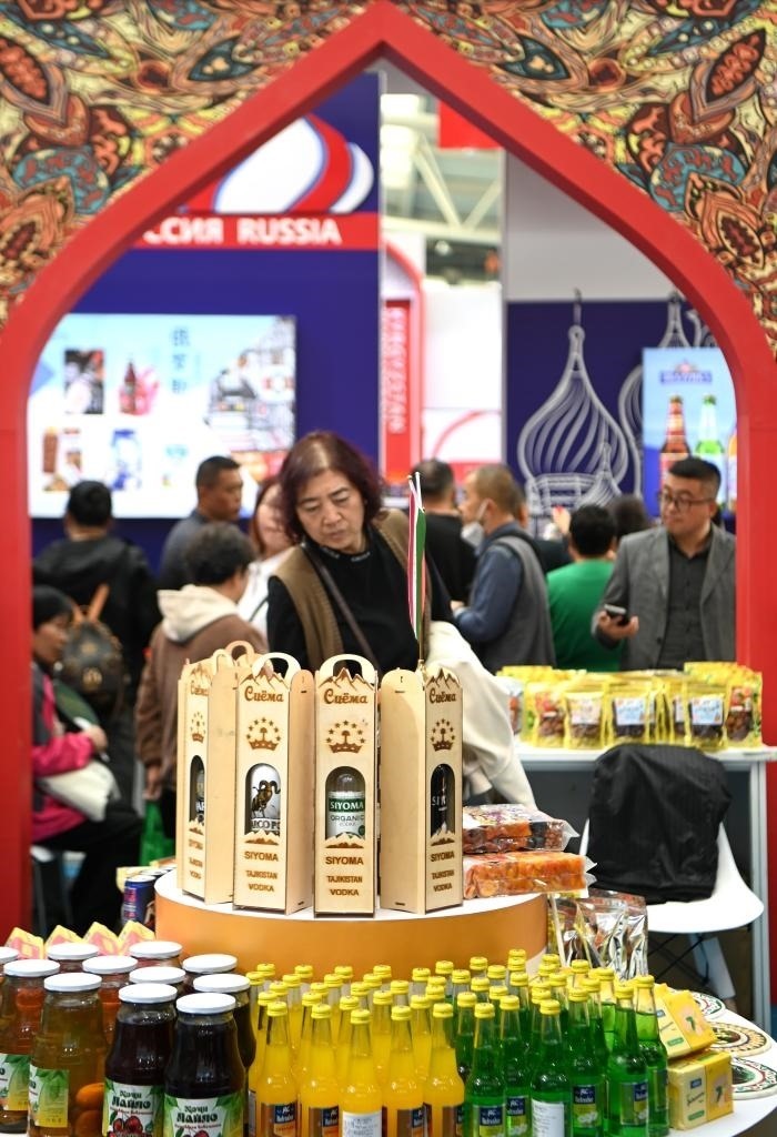 10月25日，觀(guān)眾在楊凌農(nóng)高會(huì)上合組織國(guó)家農(nóng)業(yè)展區(qū)了解農(nóng)產(chǎn)品。新華社記者 鄒競(jìng)一 攝