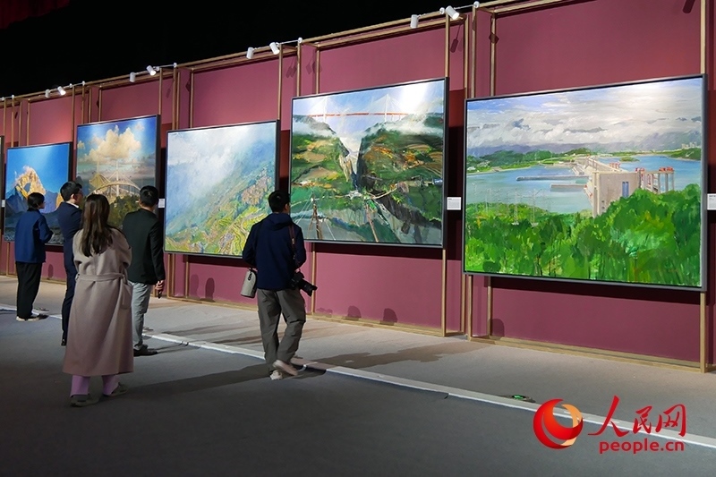 觀眾正在欣賞畫作。人民網(wǎng)記者 韋衍行攝