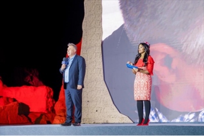 丹尼（左一）在“何以中國(guó)·五星出東方”網(wǎng)絡(luò)主題宣傳活動(dòng)現(xiàn)場(chǎng)演講。人民視頻供圖