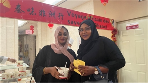 陜西涼皮+清真肉夾饃受到乍得友人歡迎。主辦方供圖