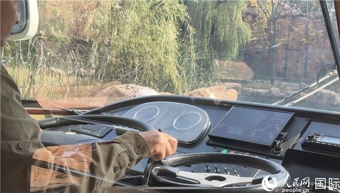 鄭州銀基動物王國水陸兩棲觀光車駕駛室。人民網(wǎng) 謝瑩攝