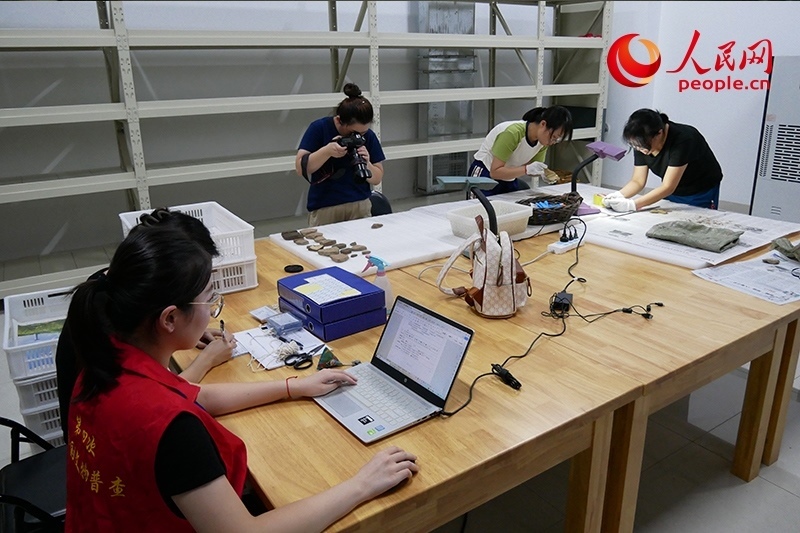 普查隊員們正在庫房內(nèi)工作。人民網(wǎng)記者 韋衍行攝