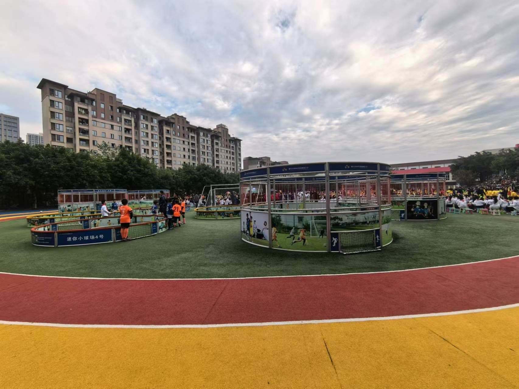 珊瑚魯能小學(xué)里的迷你足球場(chǎng)。 人民網(wǎng)記者 楊磊攝