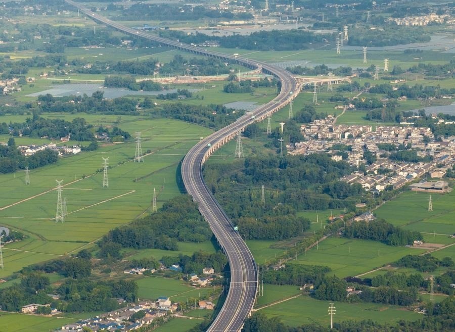 俯瞰四川天府新區(qū)至邛崍高速公路一角（2024年7月2日攝，無(wú)人機(jī)照片）。新華社記者 江宏景 攝
