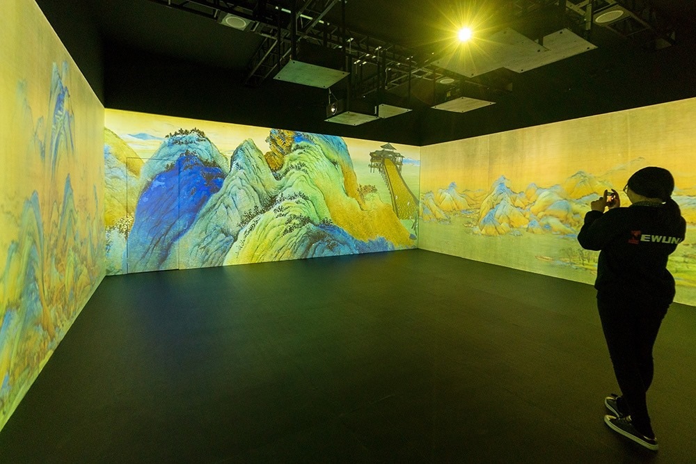 2019年1月29日，上海，市民在“千里江山圖科技藝術(shù)展”上參觀北宋名畫《千里江山圖》的AR全景展示并打卡拍照。