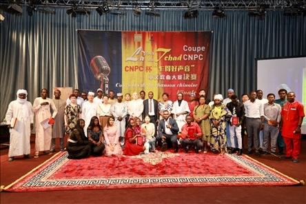 選手、評委、組委會工作人員共同與頒獎嘉賓合影。中國石油非洲公司供圖