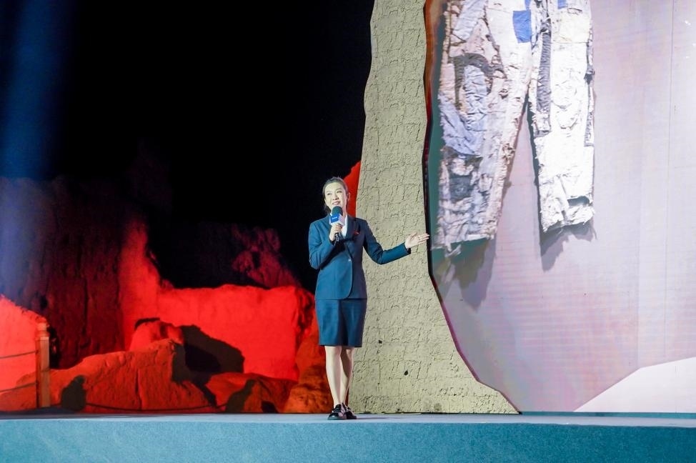 顧晨葉在“何以中國(guó)·五星出東方”網(wǎng)絡(luò)主題宣傳活動(dòng)現(xiàn)場(chǎng)演講。人民視頻供圖