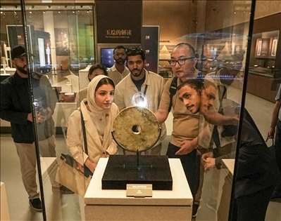 阿聯(lián)酋青年在良渚文化博物院參觀。中國銀行供圖