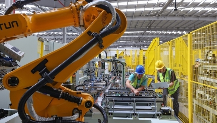 江蘇昆山，智能生產(chǎn)線上人機協(xié)同作業(yè)