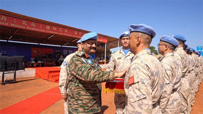 聯(lián)南蘇團(tuán)部隊(duì)司令莫漢中將為維和官兵授勛。秦貴君攝