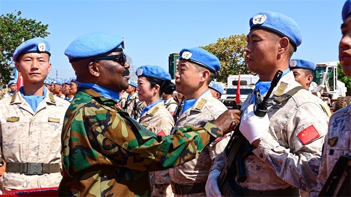 聯(lián)南蘇團(tuán)西戰(zhàn)區(qū)司令多米尼克準(zhǔn)將為維和官兵授勛。孫千攝