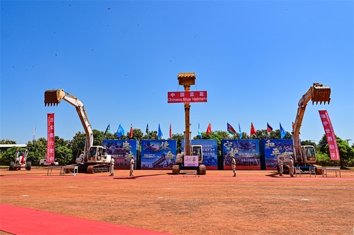 工程機(jī)械特技展示。王軍杰攝