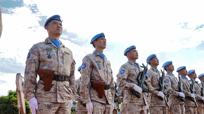 維和官兵整齊列隊(duì)。鄧原淘攝