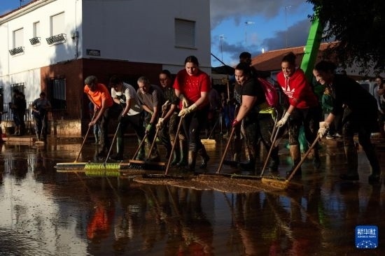11月2日，居民在西班牙烏鐵爾清理房屋。新華社記者 孟鼎博 攝