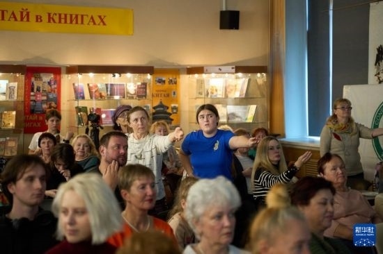 11月2日，來賓在俄羅斯符拉迪沃斯托克的活動(dòng)現(xiàn)場模仿八段錦的動(dòng)作。新華社發(fā)（郭飛洲攝）