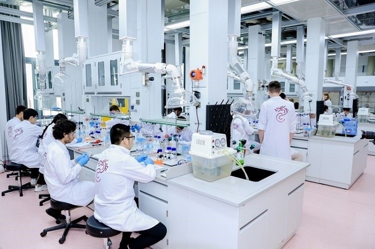 中外學(xué)生同堂做實驗。深北莫供圖