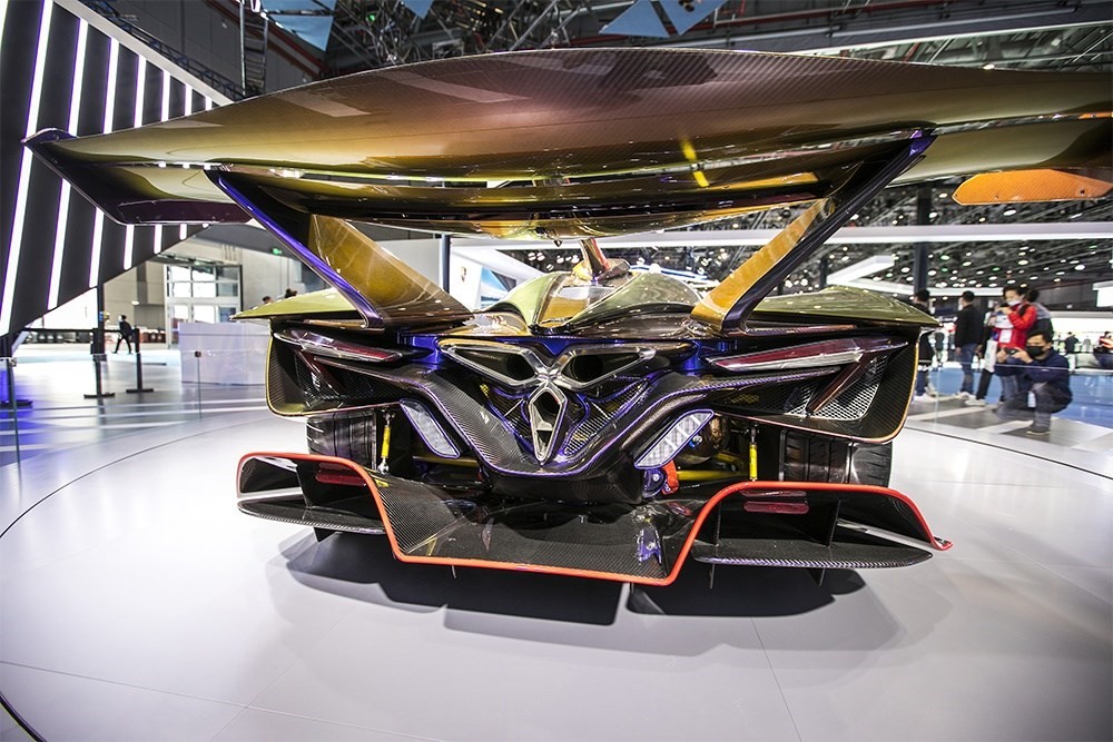 2020年11月5日，上海，來自德國的全球首款全碳纖維跑車亮相進(jìn)博會。該車總重量只有1250KG。