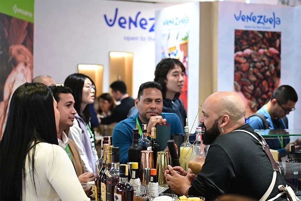 2023年11月9日，上海，觀眾在進(jìn)博會委內(nèi)瑞拉館參觀、交流、洽談。