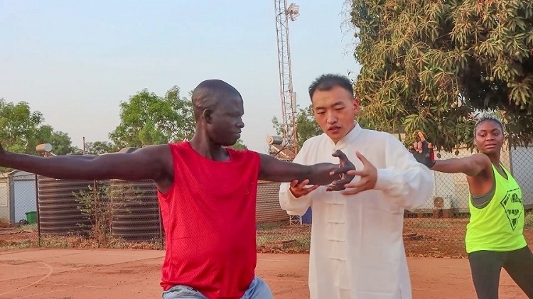 細心指導動作。馬騫攝